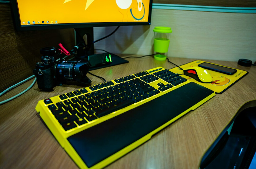 Mesa de edição de vídeo com múltiplos monitores