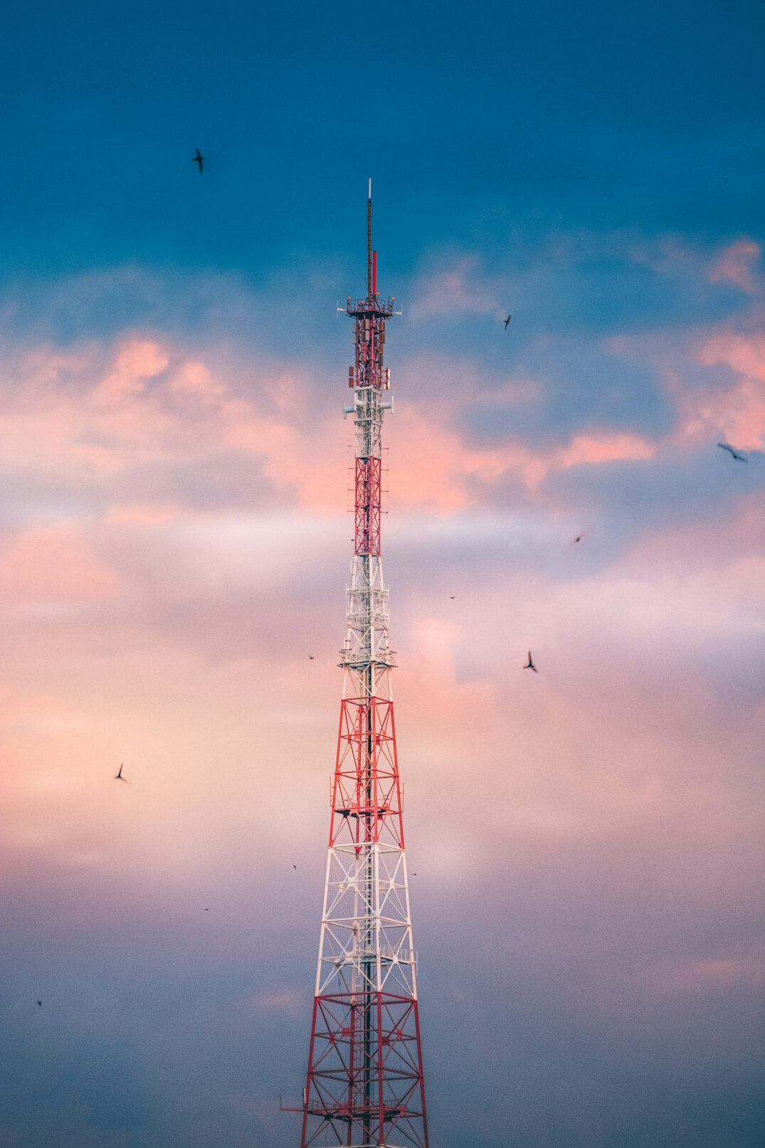 Torre de transmissão de televisão contra o céu