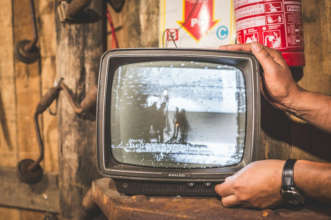 Operador de câmara a filmar num estúdio de televisão