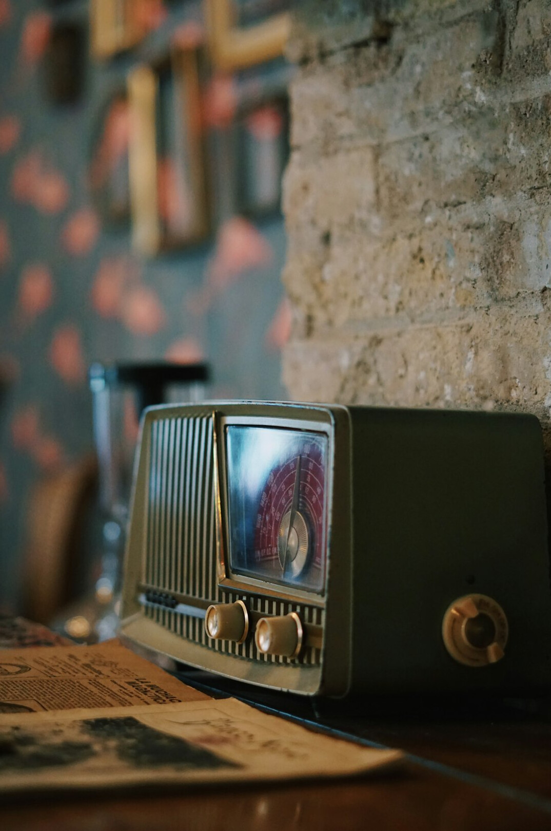 Televisor antigo de tubo em ambiente retro
