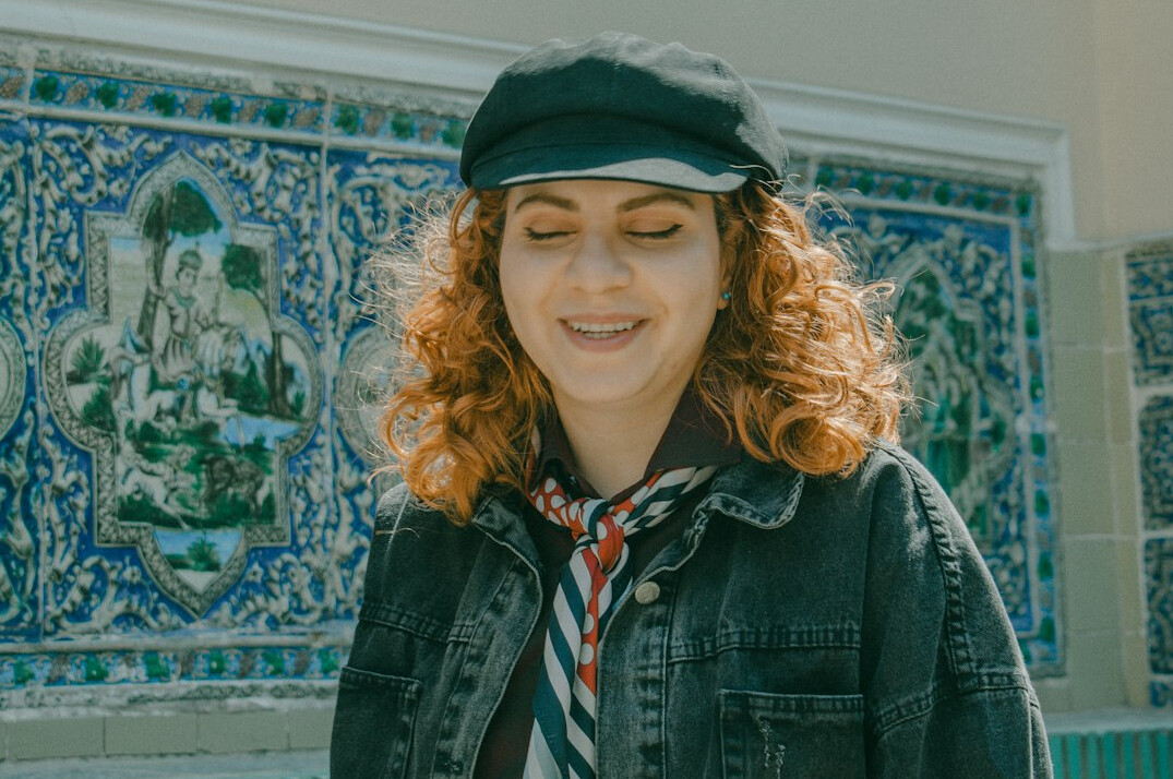 Retrato de jornalista e investigadora portuguesa sorridente