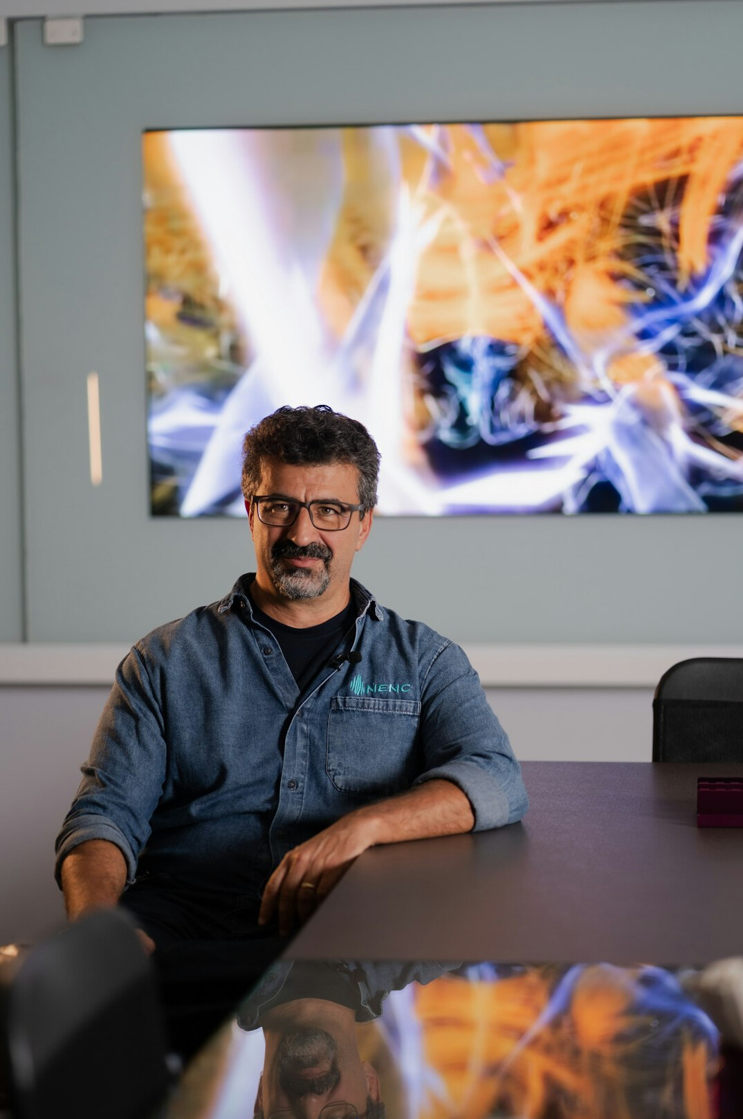 Retrato de apresentador de televisão português de meia-idade sorridente
